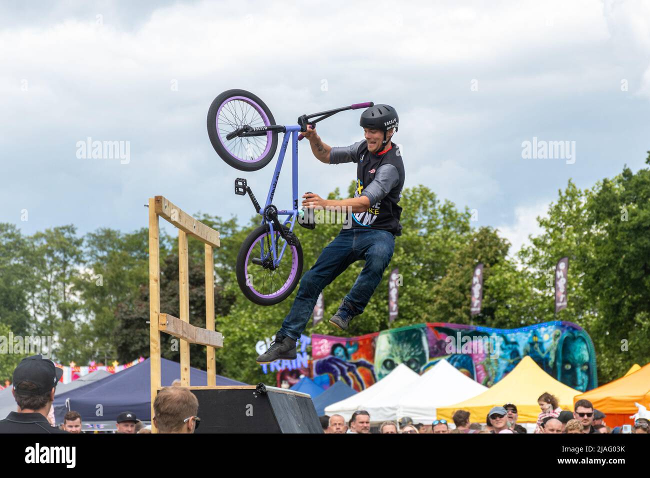 Bike stunts hi res stock photography and images Alamy
