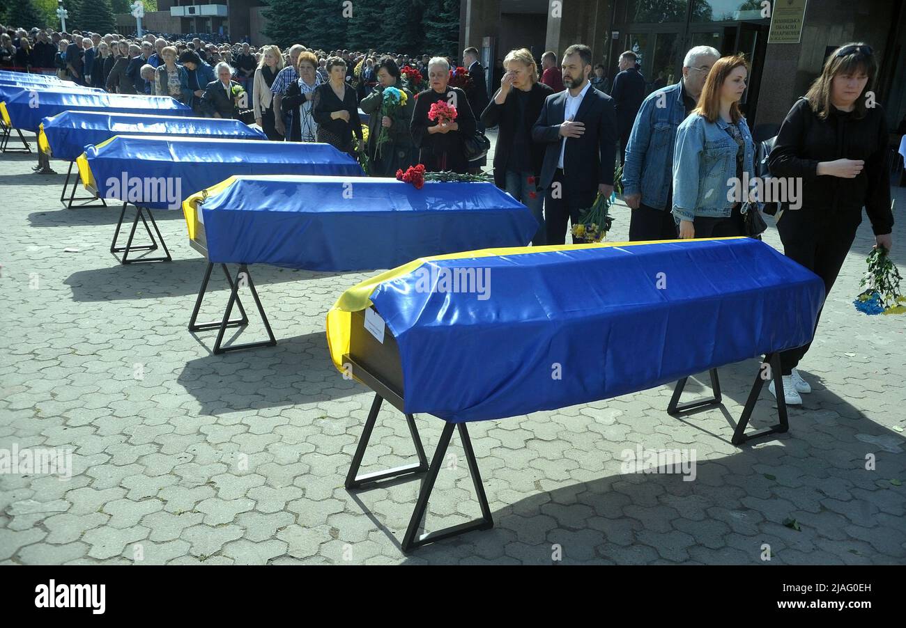 VINNYTSIA, UKRAINE - MAY 29, 2022 - People pay tribute to nine KORD servicemen who perished in a Russian missile attack in Zaporizhzhia Region during Stock Photo