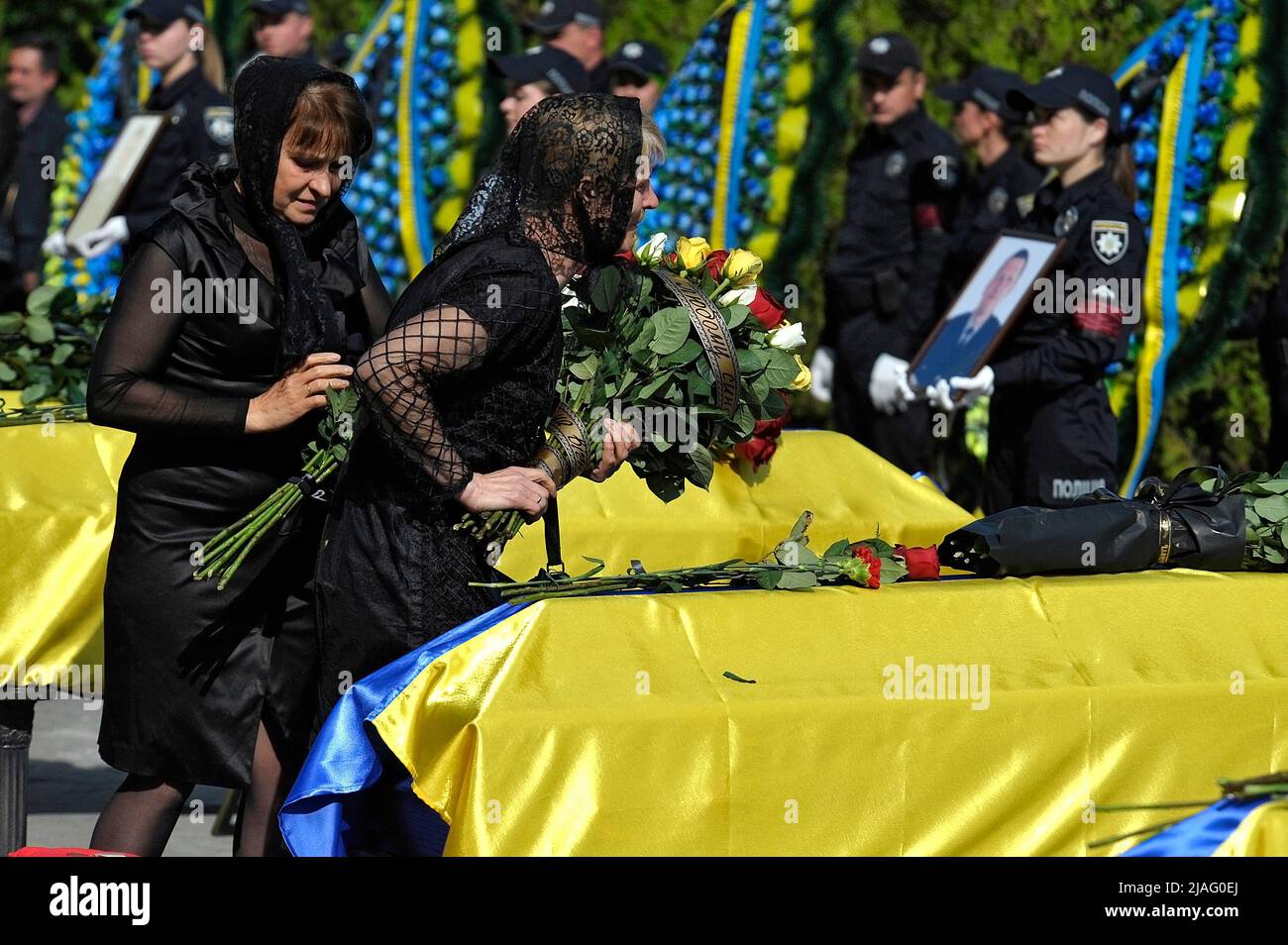 VINNYTSIA, UKRAINE - MAY 29, 2022 - Women lay flowers on the coffin with the body of one of the nine KORD servicemen who perished in a Russian missile Stock Photo