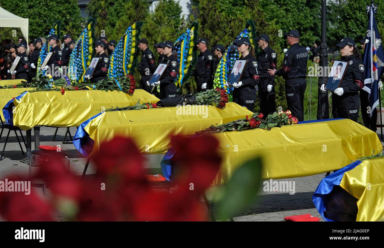 VINNYTSIA, UKRAINE - MAY 29, 2022 - Police officers hold the portraits of nine KORD servicemen who perished in a Russian missile attack in Zaporizhzhi Stock Photo