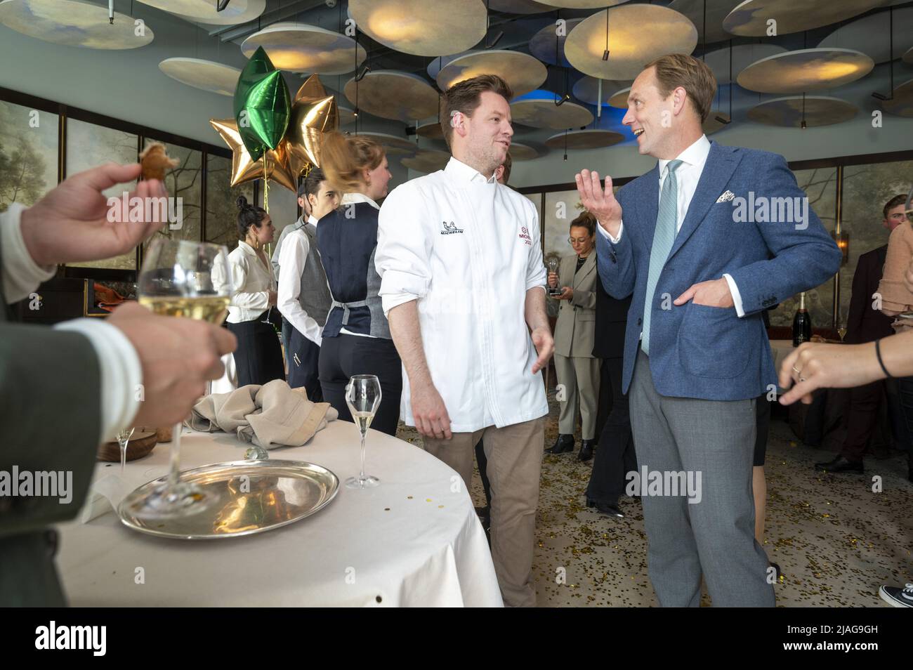 2022-05-30 14:29:35 AMSTERDAM - Chef Bas van Kranen of restaurant Flore (formerly Bord'Eau) opens the champagne in his own kitchen. The restaurant of Hotel De L'Europe was awarded two Michelin stars from scratch. ANP EVERT ELZINGA netherlands out - belgium out Stock Photo