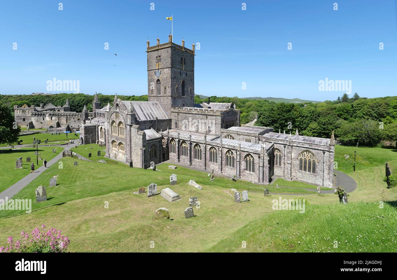 St Davids Cathedral - Eglwys Gadeiriol Tyddewi. Panoramic view of the cathedral in St Davids, Haverfordwest, Wales Stock Photo