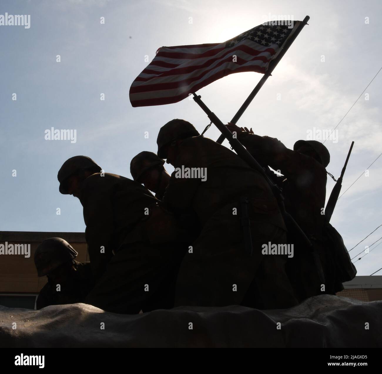 Racine, Wisconsin, USA. 30th May, 2022. Veterans on a float reenact the flag raising on Mount Suribachi on Iwo Jima during the annual Memorial Day parade in Racine, Wisconsin Monday May 30, 2022. The parade is sponsored by the Racine Area Veterans, Inc. The float, which is also popular in the Fourth of July parade, is sponsored by the Agerholm-Gross Detachment #346 of the Marine Corps League of Racine. (Credit Image: © Mark Hertzberg/ZUMA Press Wire) Stock Photo