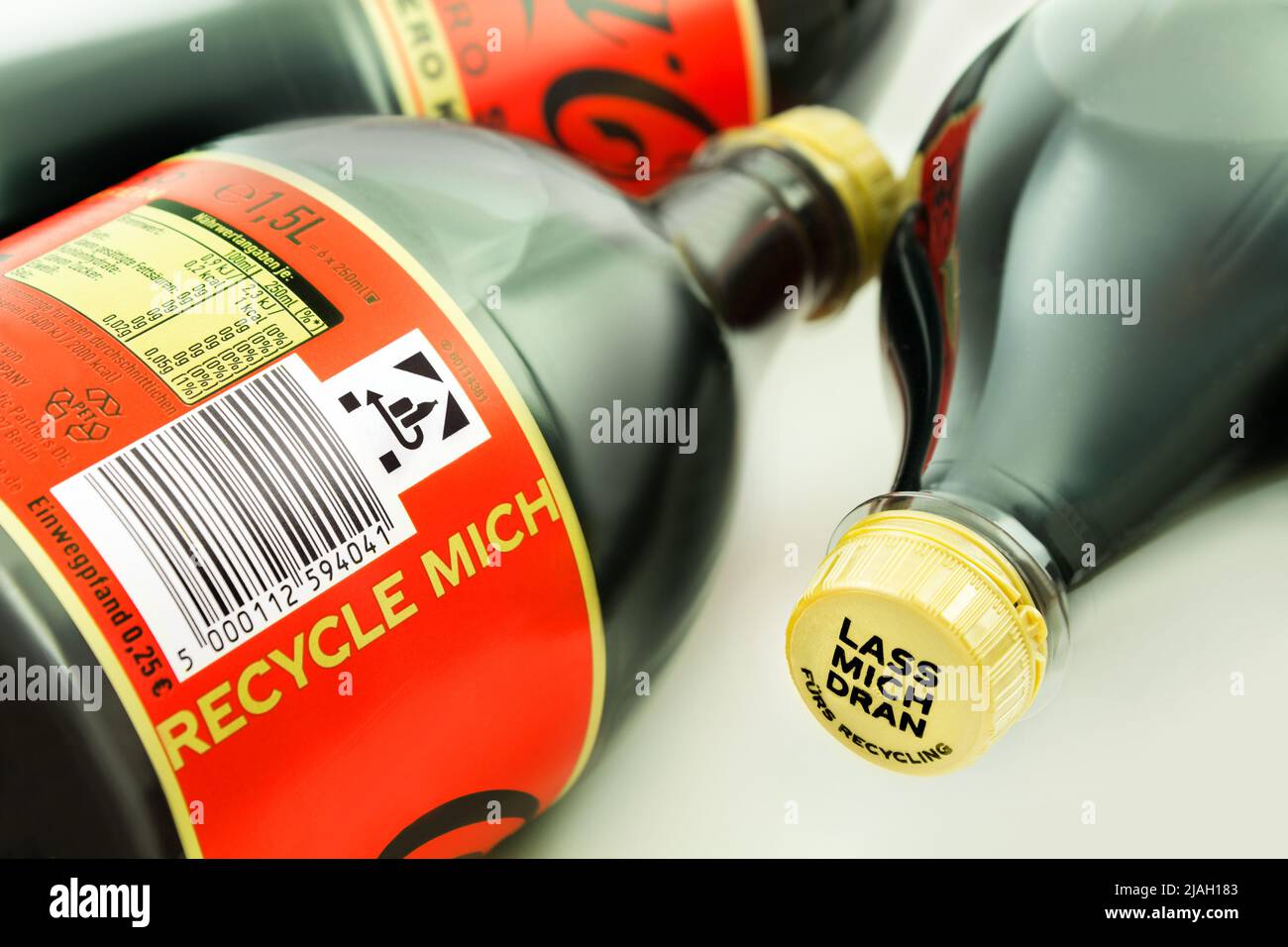 3 Flaschen Coca-Cola Zero Koffein und Zucker 1,5 Liter mit Recycling Label Stock Photo