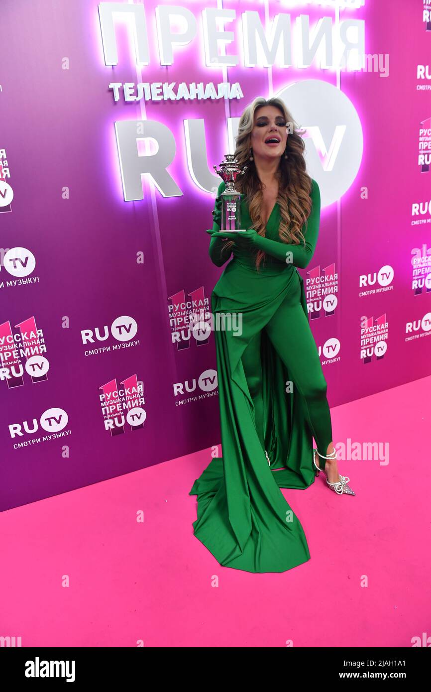 Ular birin-ketin mast holda tugatadilar