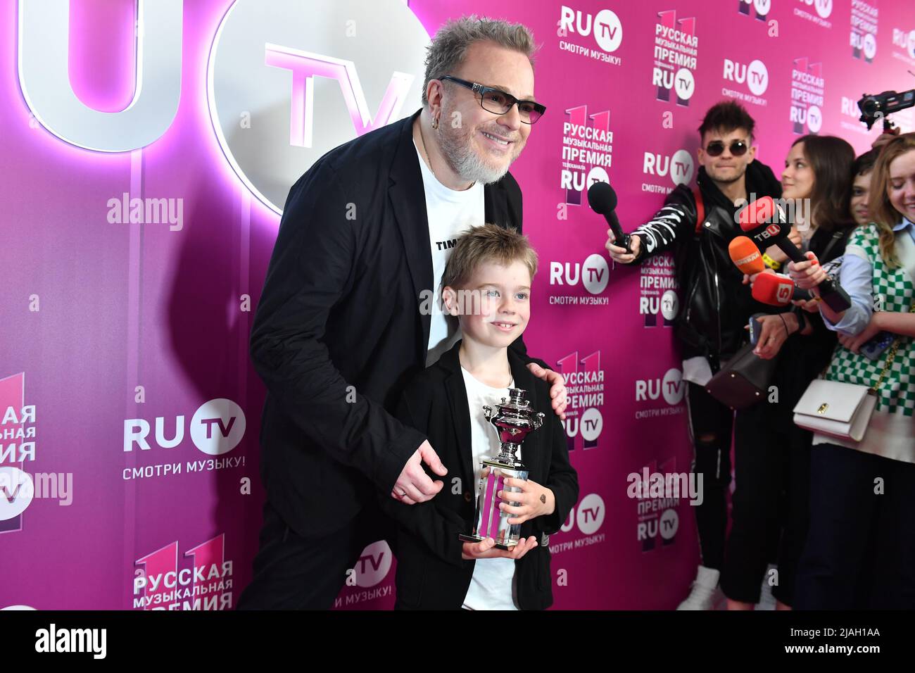 Moscow. The singer Vladimir Presnyakov Jr. with the son at a ceremony ...