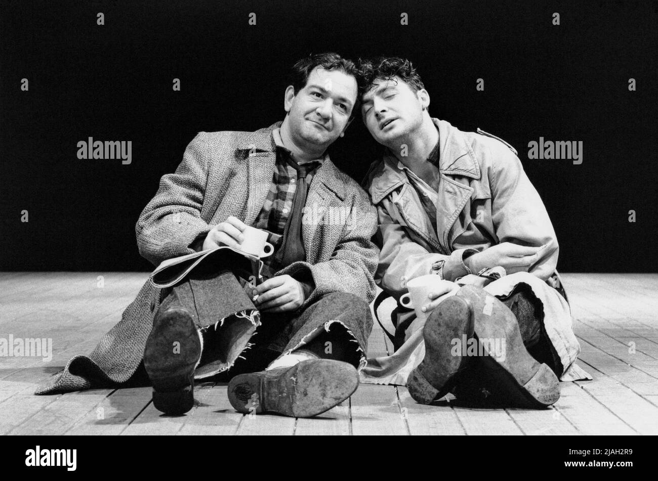 l-r: Ken Stott (Robert MacBryde), David O’Hara (Robert Colquhoun) in COLQUHOUN AND MACBRYDE by John Byrne at the Royal Court Theatre, London SW1  22/09/1992  design: John Byrne  lighting: Gerry Jenkinson  director: Lindsay Posner Stock Photo