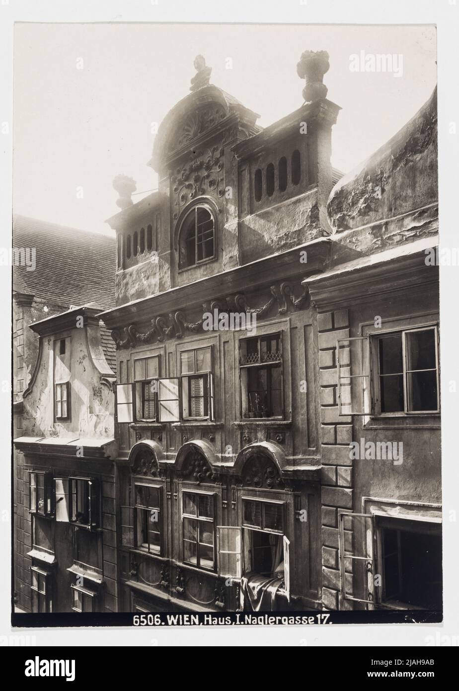 1st, Naglergasse 17 - FachaDENTail - Giebel. Bruno Reiffenstein (1869-1951), photographer Stock Photo