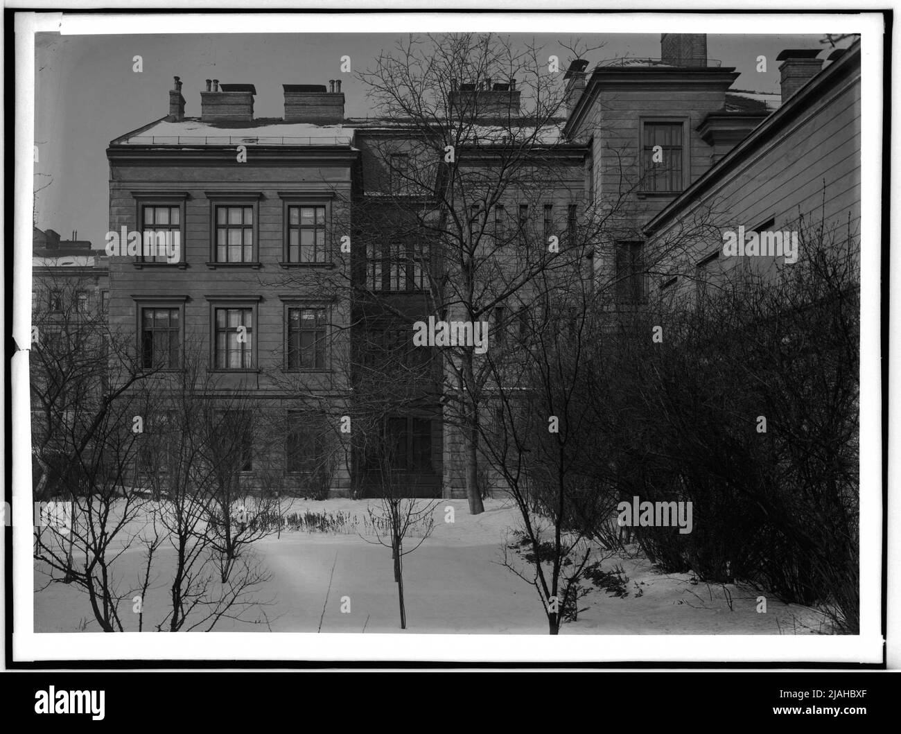 Elementary school of the city of Vienna (10th, Herzgasse), court view