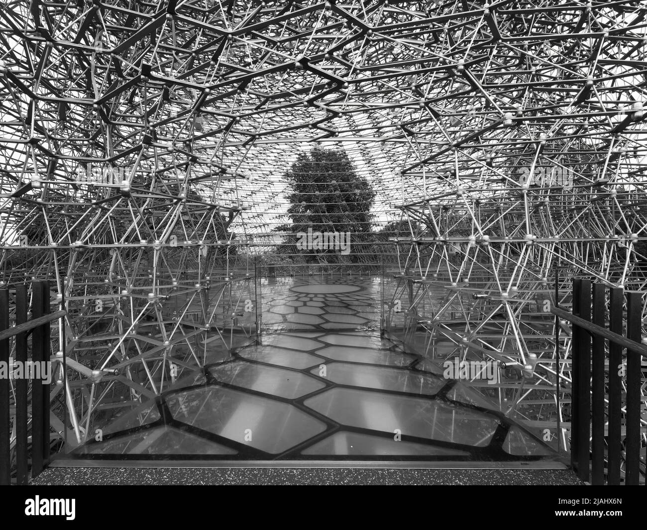 Royal Botanic Gardens Kew. The Hive by Wolfgang Buttress, a structure