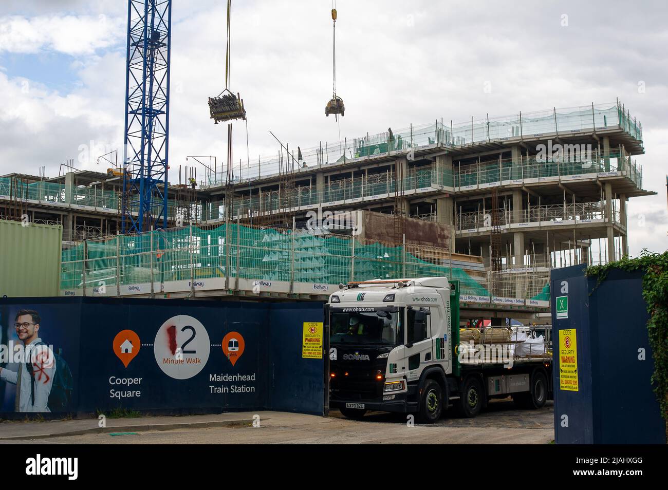 Maidenhead, Berkshire, UK. 30th May, 2022. A new Bellway Homes construction site. Hundreds of new apartments are being built in Maidenhead Town Centre as part of a huge regeneration project. Maidenhead is now on the Elizabeth Line and property prices are increasing as a result. Credit: Maureen McLean/Alamy Stock Photo