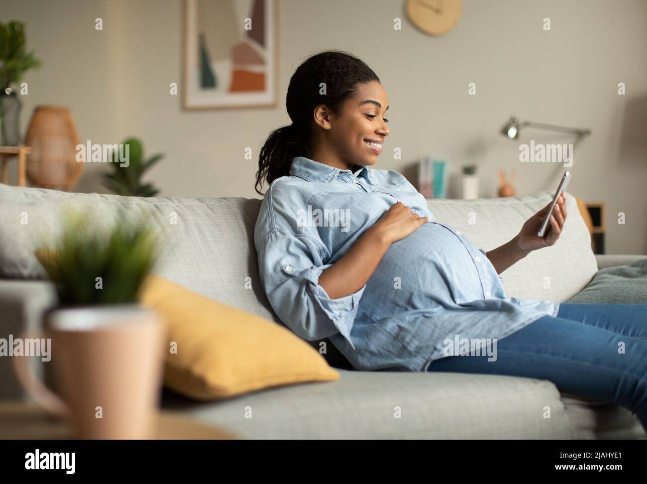 African pregnant woman texting hi-res stock photography and images - Alamy