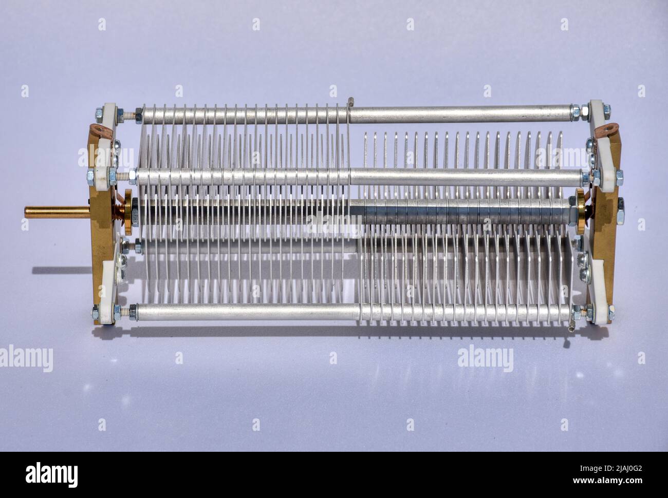 Kondensator, Plattenkondensator, Drehkondensator, Welle, Kapazität, Farad, Elektronik, Bauteil, Leiterplatten, Platten, Metall, Metallplatten, Dielekt Stock Photo