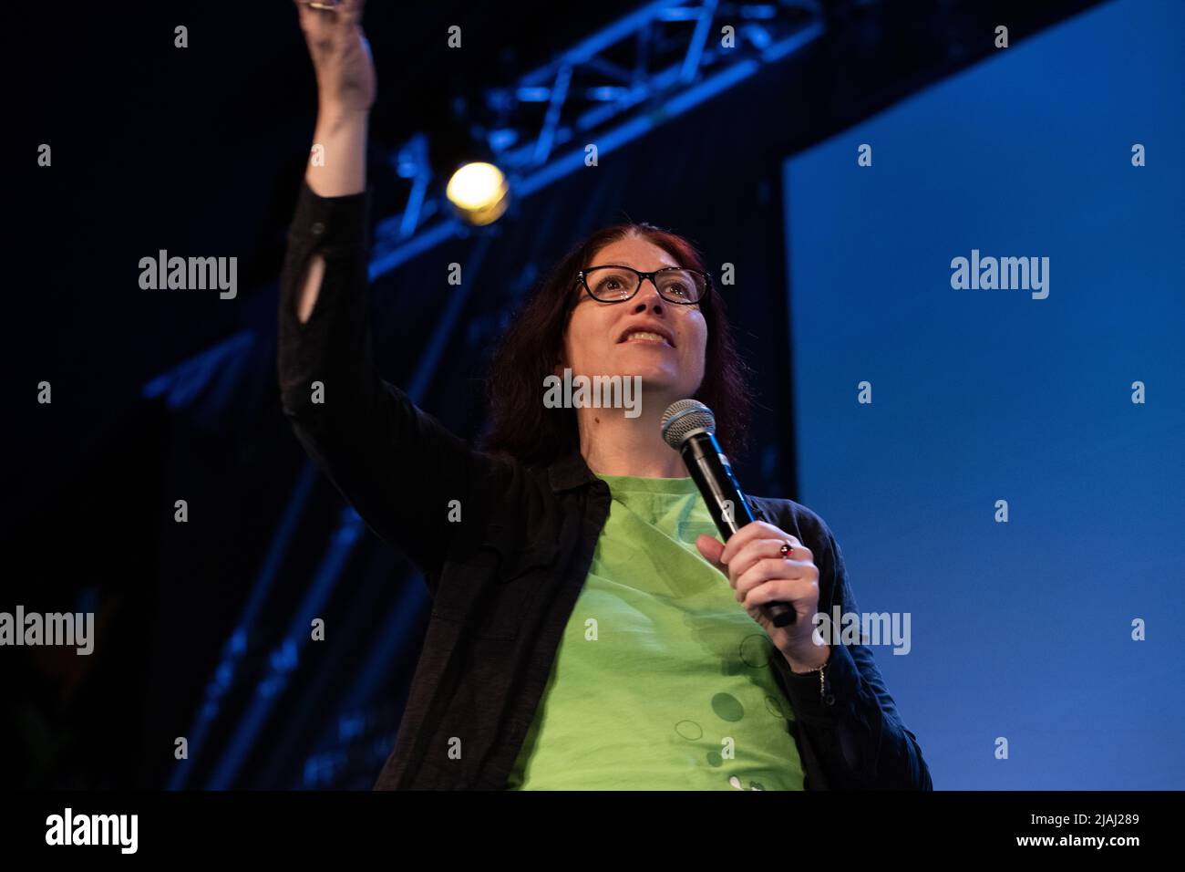 Hay-on-Wye, Wales, UK. 30th May, 2022. Natalie Haynes performing stand-up comedy at Hay Festival 2022, Wales. Credit: Sam Hardwick/Alamy. Stock Photo