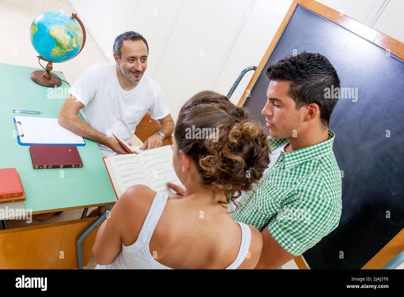 back to school - student suggests the answer friend Stock Photo - Alamy