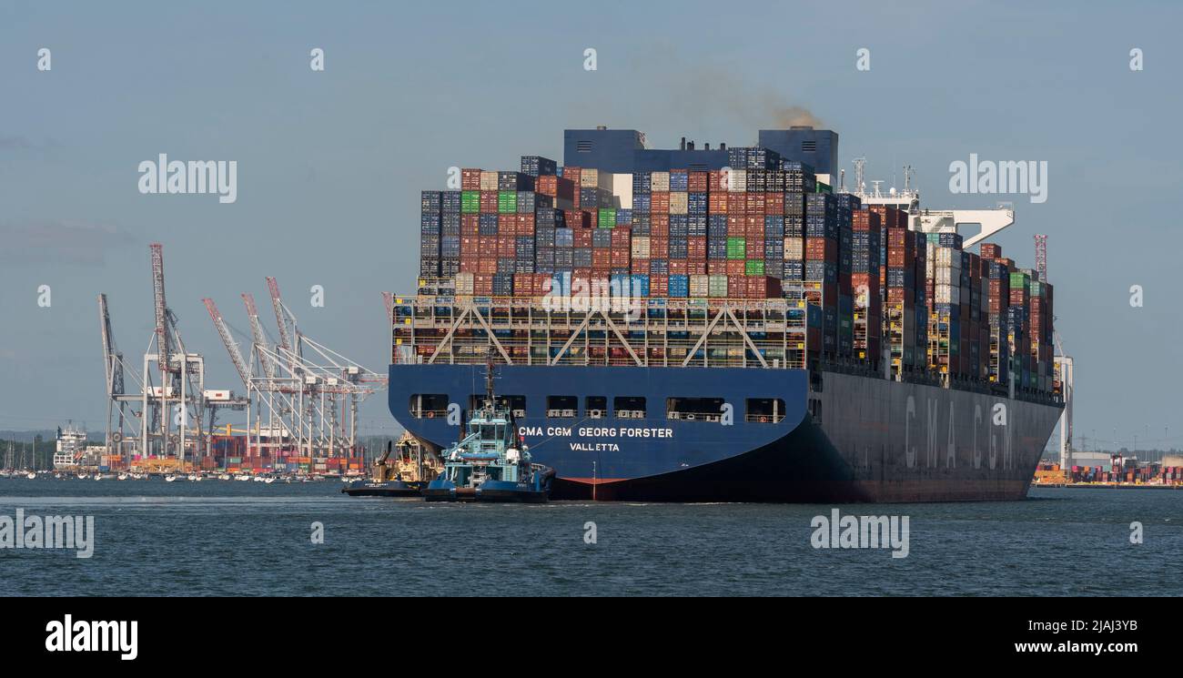 Southampton Port, England, UK. 2022. Large container ship, the Georg Forster approaching DP World container port with tug in attendance Stock Photo