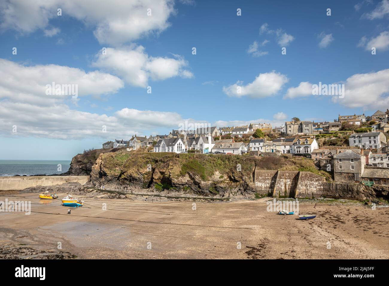 Beach and cliff-top houses, Port Isaac, Cornwall, England, UK Stock Photo