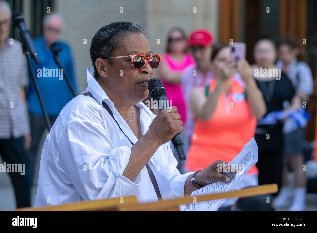 Marlene Jennings, president of Englishlanguage rights group QCGN, addresses the crowd of
