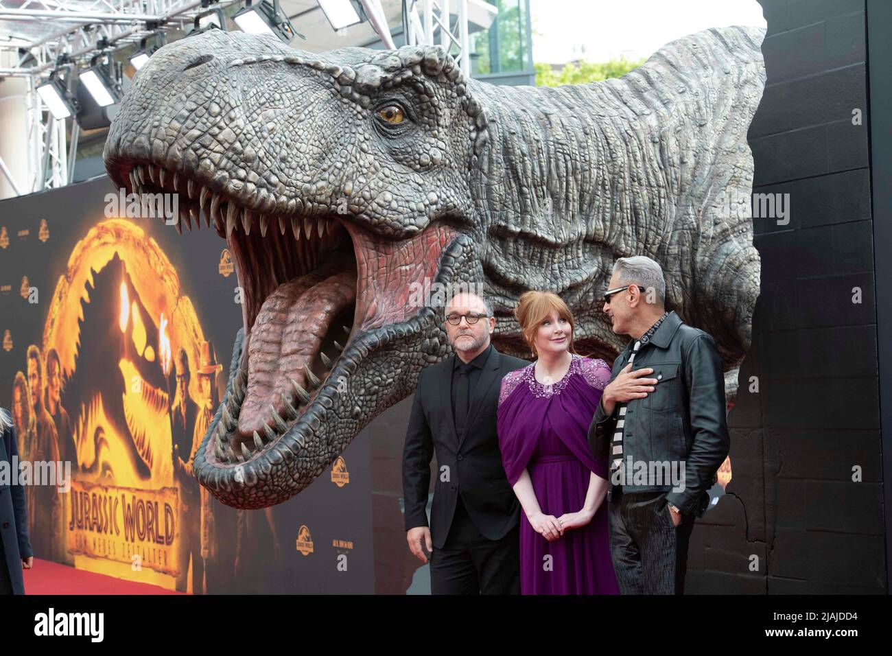 Cologne, Deutschland. 30th May, 2022. from left: director Colin TREVORROW, USA, actress Bryce Dallas HOWARD, USA, actor Jeff GOLDBLUM, USA, in the background a Tyrannosaurus Rex, T-Rex, character, red carpet, Red Carpet Show, arrival, film premiere, Jurassic World - A new era on 30.05.2022 in Cologne, ¬ Credit: dpa/Alamy Live News Stock Photo