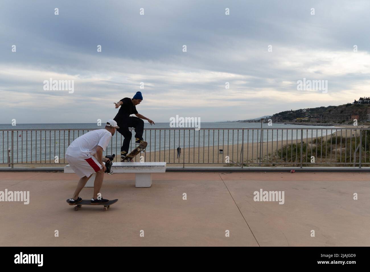 Arenys de Mar, Barcelona, Spain. 30th May, 2022. Skaters doing tricks in front of the Arenys de Mar pier, in Barcelona, Spain. (Credit Image: © Matias Basualdo/ZUMA Press Wire) Stock Photo