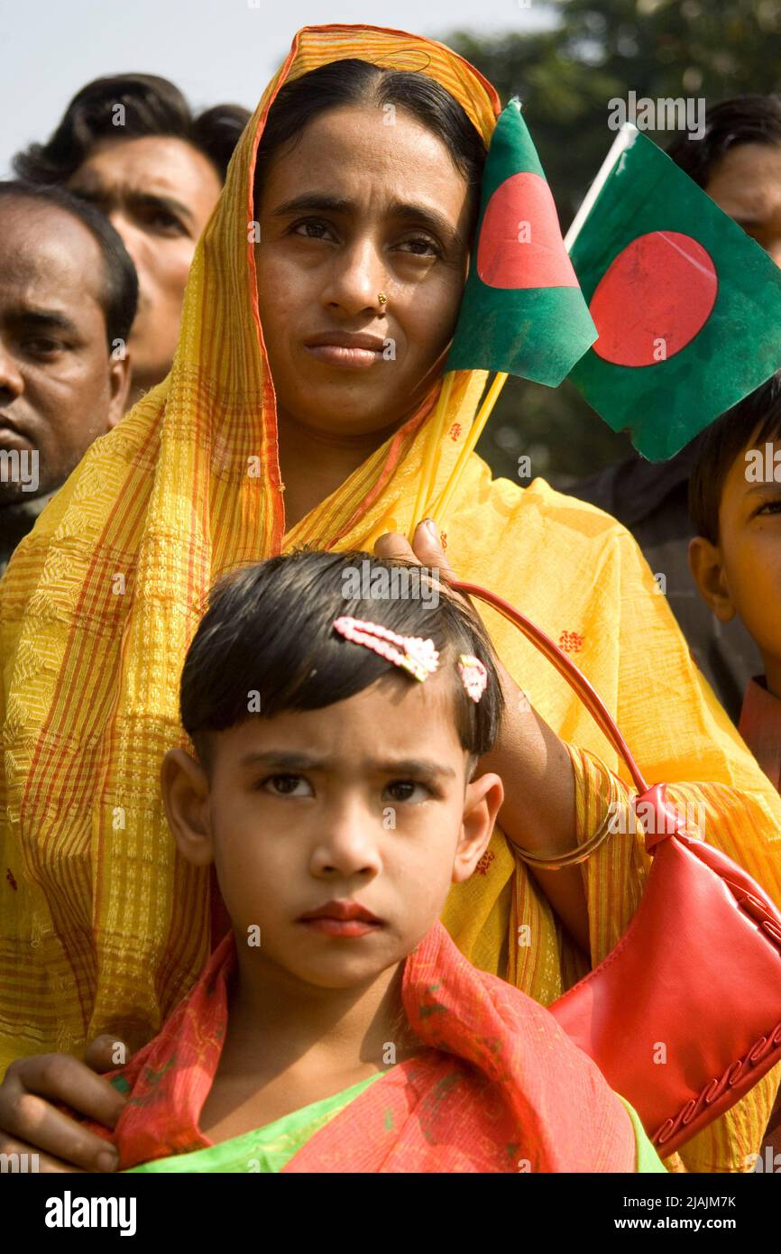 Mother and child at the Bijoy Dibosh (Victory day) 2007 rally at Kendrio Shahid Minar (Monument for the Martyrs of Language Movement) in Dhaka, Bangladesh. On December 16, 1971 Bangladesh earned Independence from the Governing West Pakistan after a nine month long battle. Bangladesh. December 16, 2007. Stock Photo
