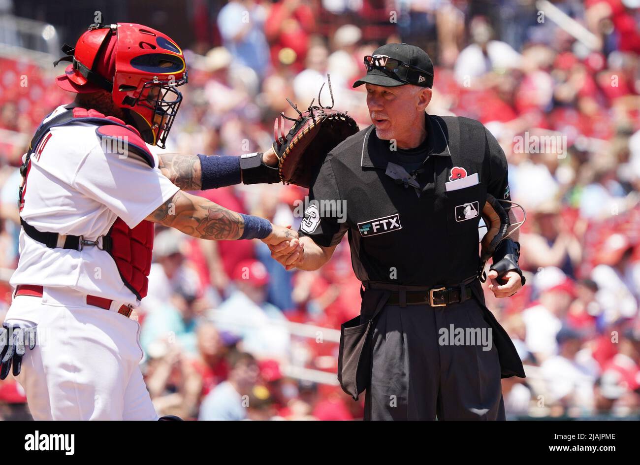 Photo: Umpire Lance Barksdale Give St. Louis Cardinals Catcher Willson  Contreras A Baseball - SLP2023072906 