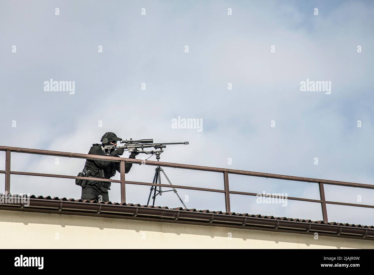 Игра снайперы на крыше. Снайпер на крыше. Киллер на крыше снайпер. Снайпер фотосессии на крыше. Снайпер на крыше дома.