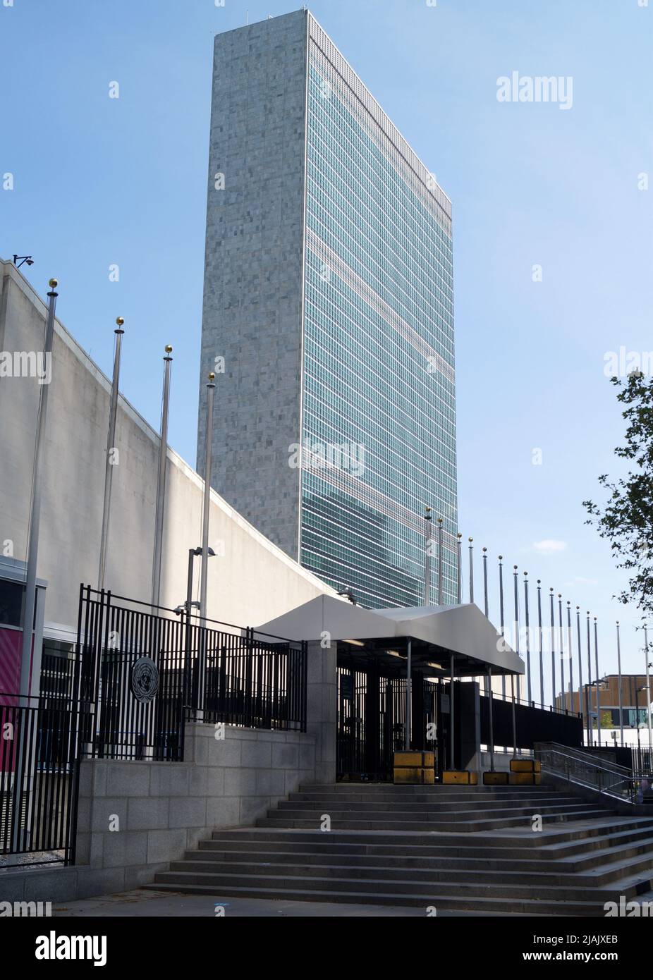 Entrance united nations headquarters building hi-res stock photography ...