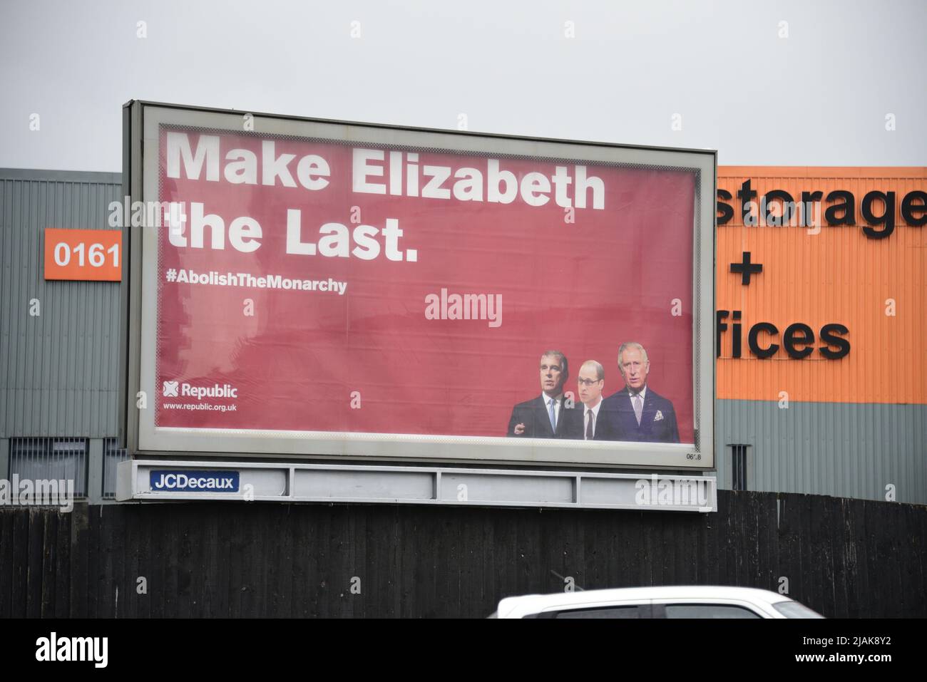 Manchester, UK, 31st May, 2022. 'Make Elizabeth the Last. Abolish the Monarchy' advertising billboard appears in Manchester, England, UK, in the run up to the Platinum Jubilee. Media report billboard organisers Republic saying: 'Recent polls now show more than one in four want the monarchy abolished, while support has dropped from 75% to 60%. Ten years ago, around 10,000 street parties were registered for the jubilee. This time, it's just 1,700.' The same poster has appeared in other UK cities, produced after crowfunding money to carry out the campaign. Credit: Terry Waller/Alamy Live News Stock Photo