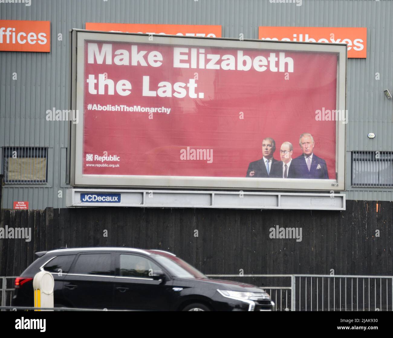 Manchester, UK, 31st May, 2022. 'Make Elizabeth the Last. Abolish the Monarchy' advertising billboard appears in Manchester, England, UK, in the run up to the Platinum Jubilee. Media report billboard organisers Republic saying: 'Recent polls now show more than one in four want the monarchy abolished, while support has dropped from 75% to 60%. Ten years ago, around 10,000 street parties were registered for the jubilee. This time, it's just 1,700.' The same poster has appeared in other UK cities, produced after crowfunding money to carry out the campaign. Credit: Terry Waller/Alamy Live News Stock Photo