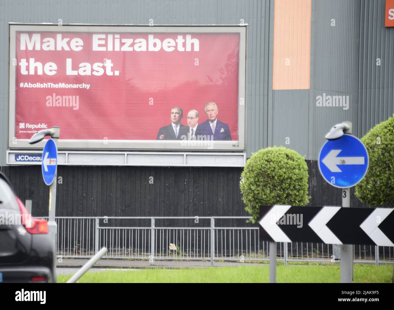 Manchester, UK, 31st May, 2022. 'Make Elizabeth the Last. Abolish the Monarchy' advertising billboard appears in Manchester, England, UK, in the run up to the Platinum Jubilee. Media report billboard organisers Republic saying: 'Recent polls now show more than one in four want the monarchy abolished, while support has dropped from 75% to 60%. Ten years ago, around 10,000 street parties were registered for the jubilee. This time, it's just 1,700.' The same poster has appeared in other UK cities, produced after crowfunding money to carry out the campaign. Credit: Terry Waller/Alamy Live News Stock Photo