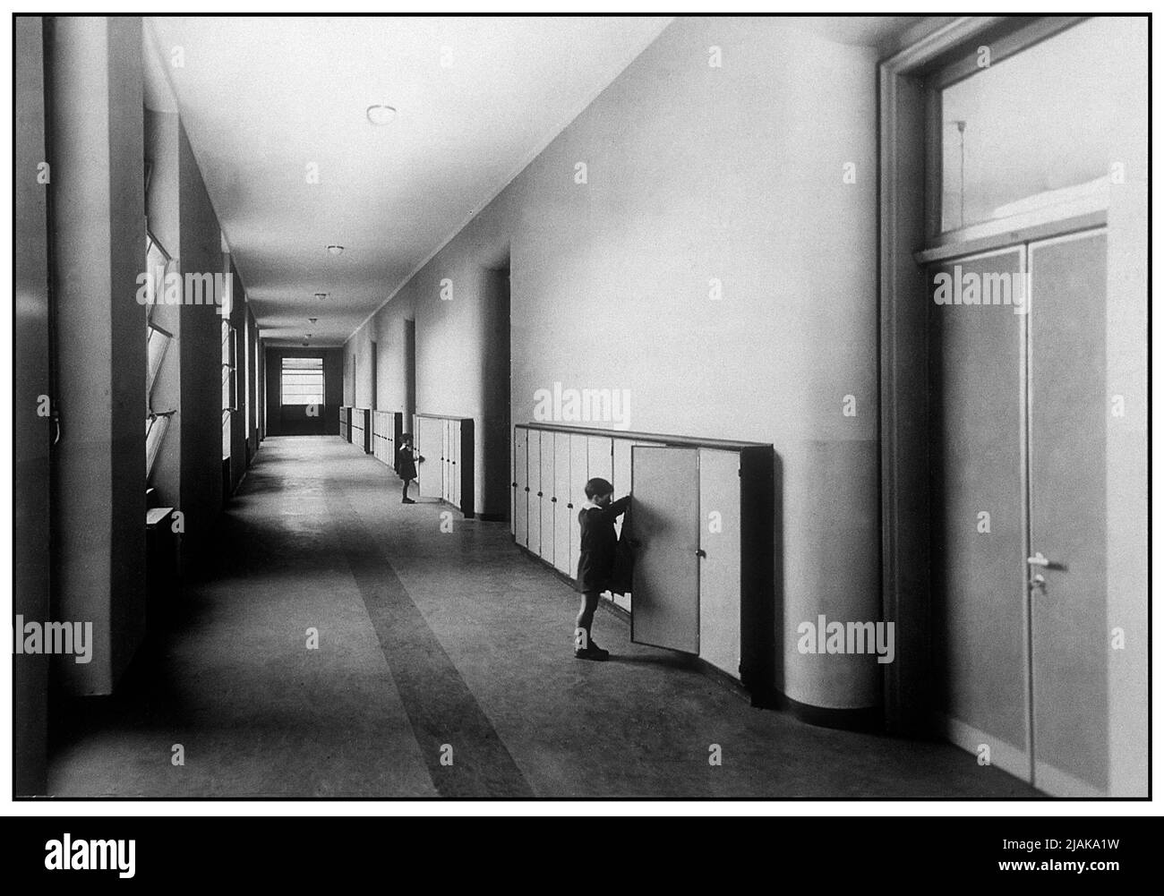 Firenze - Italia - Biblioteca di Documentazione Pedagogica - Corridoio e spogliatoio - scuola elementare di Valdagno (Vi) - 1930 Stock Photo