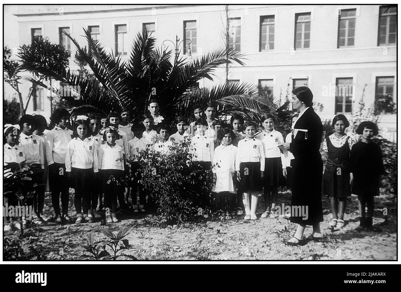 Firenze -  Italia - Biblioteca di Documentazione Pedagogica - Lezioni all'aperto - scuola elementare di Sandonaci (Br) - 1925 Stock Photo