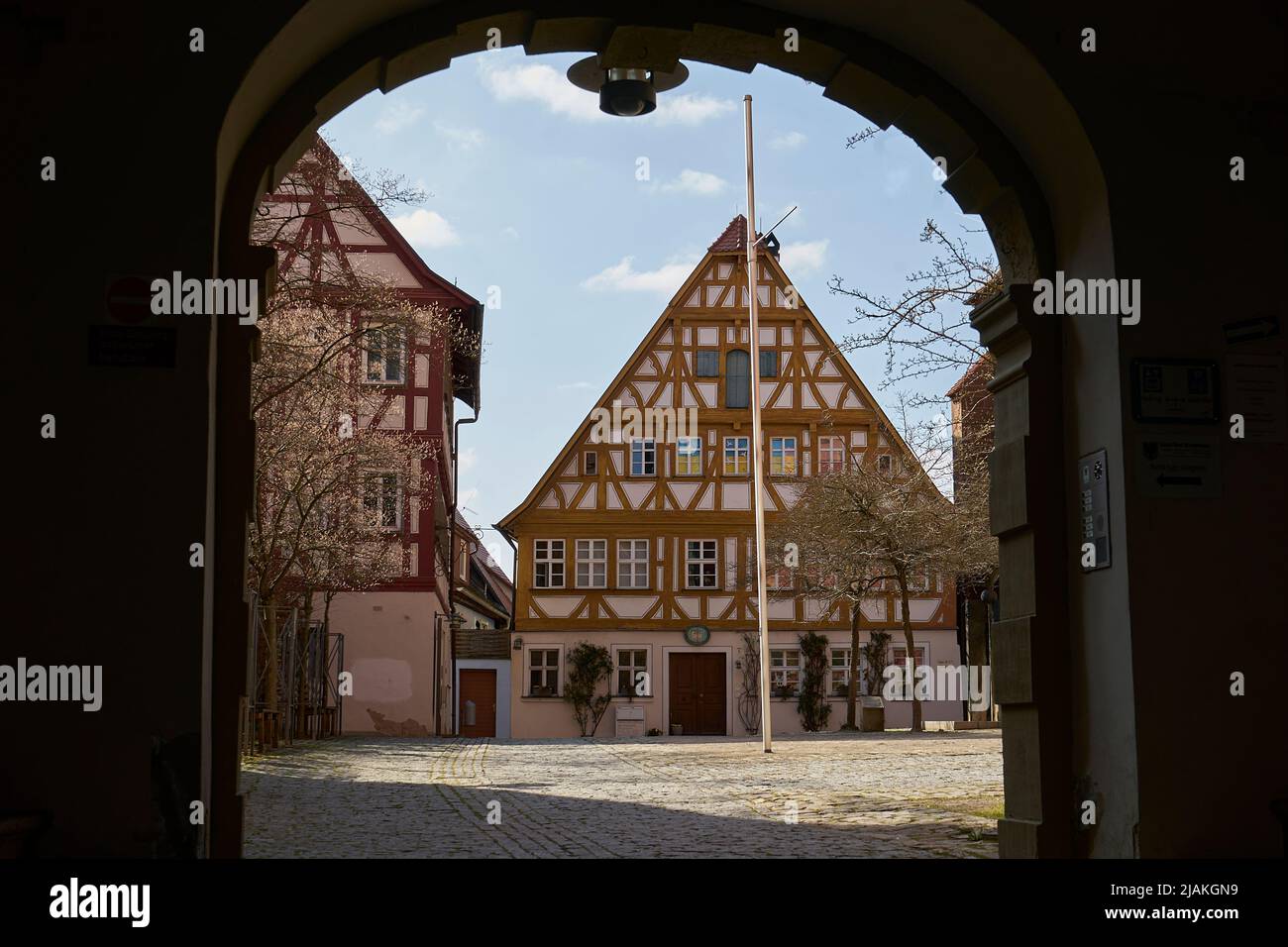 Rektorhaus, Fachwerkhaus, Martin Luther Platz, Blick durch den Torbogen von dem Rathaus, Bad Windsheim, Bayern, Deutschland Stock Photo
