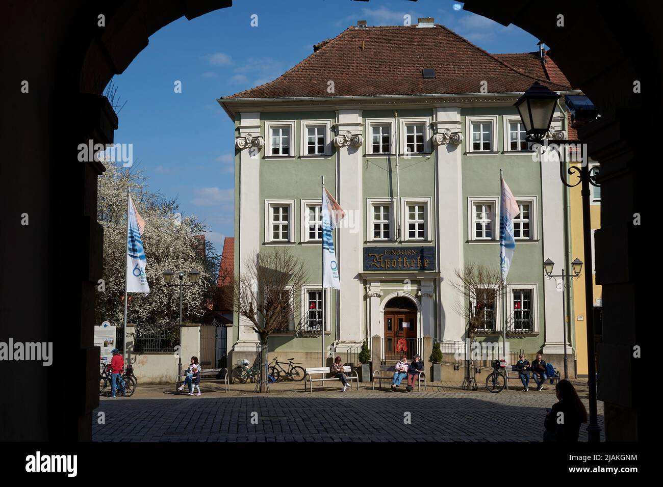 Apotheke, Marktplatz, Blick durch den Torbogen von dem Rathaus, Bad Windsheim, Bayern, Deutschland Stock Photo
