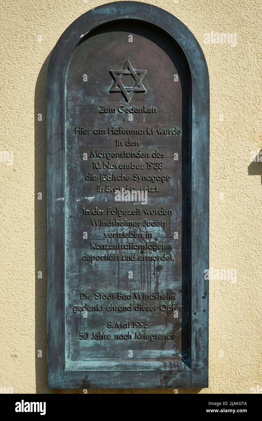 Gedenktafel zum Andenken an die Zerstörung der Synagoge und die Ermordung der Windsheimer Juden, Am Hafenmarkt, Bad Windsheim, Bayern, Deutschland Stock Photo