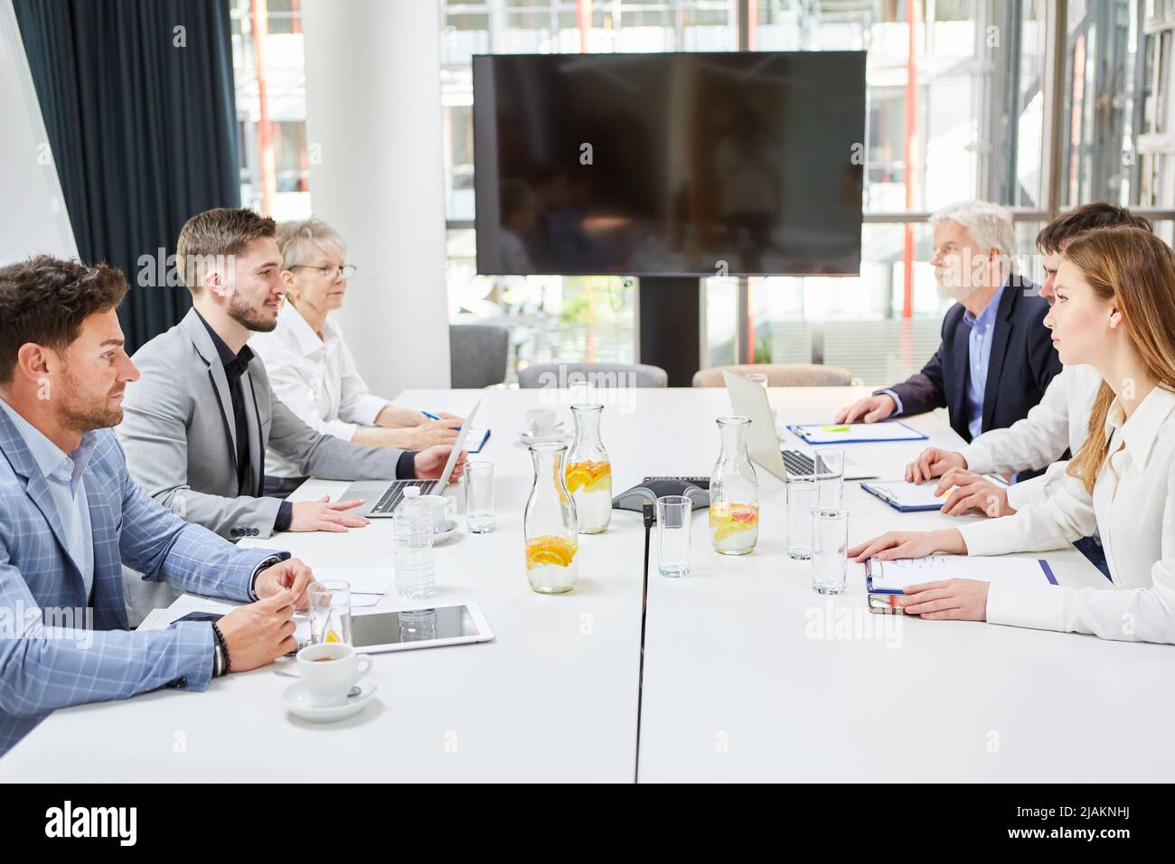 Business negotiation table hi-res stock photography and images - Alamy