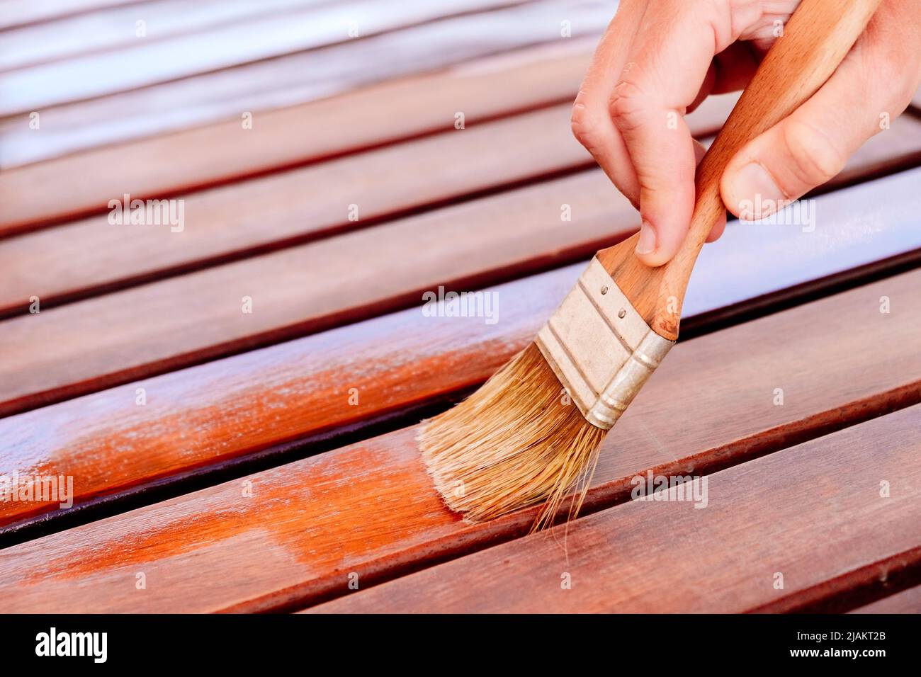 The varnish protects the wood of the garden from cracking, painting