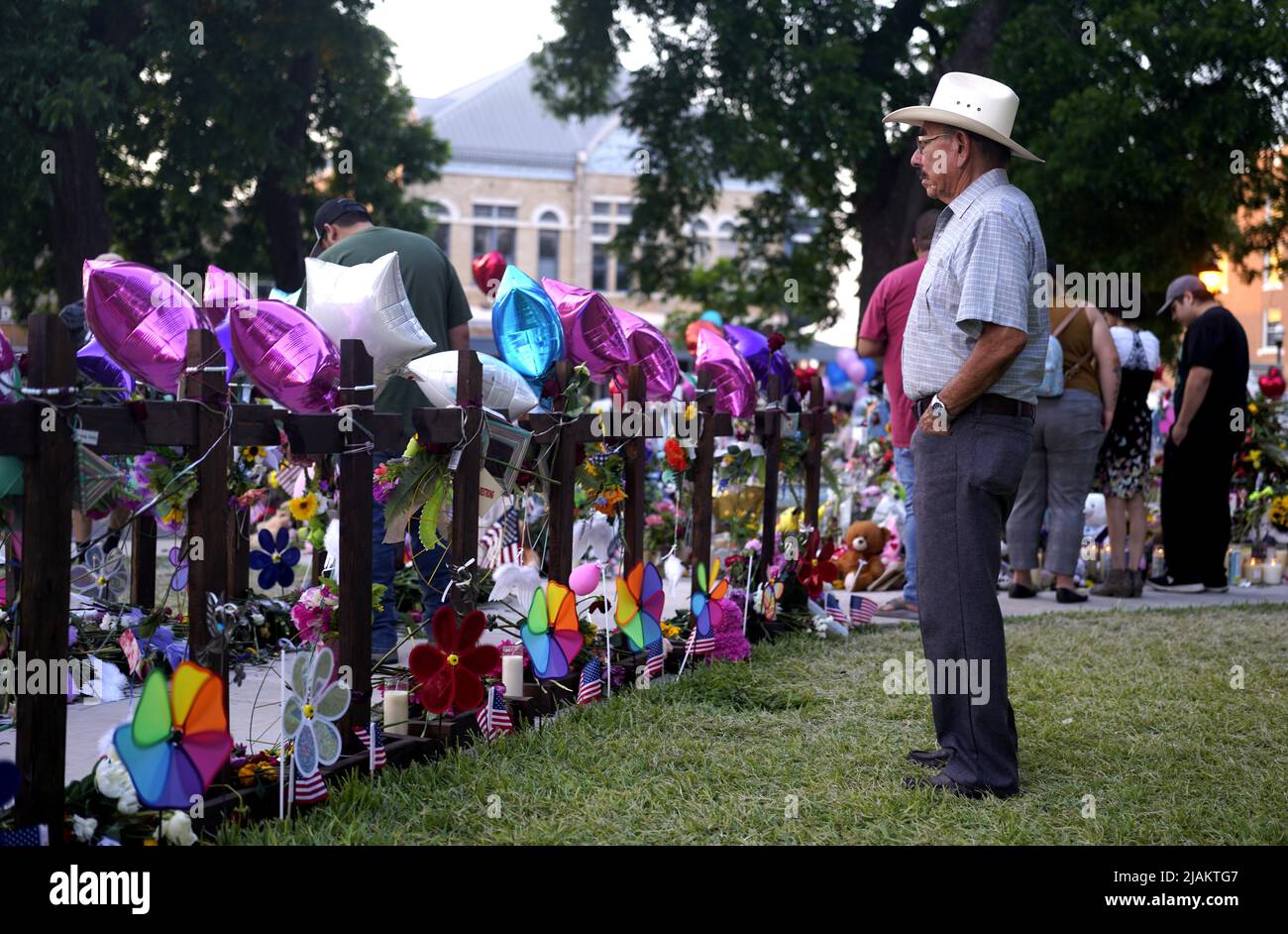 Uvalde, USA. 30th May, 2022. People mourn for victims of a school mass shooting at Town Square in Uvalde, Texas, the United States, May 30, 2022. At least 19 children and two adults were killed in a shooting at Robb Elementary School in the town of Uvalde, Texas, on May 24. Credit: Wu Xiaoling/Xinhua/Alamy Live News Stock Photo