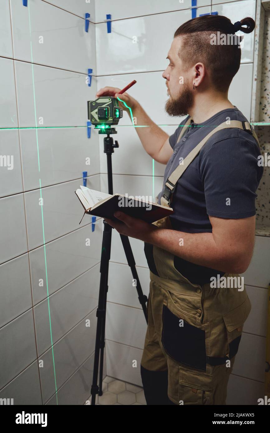Tile Level Checking Installing ceramic tile hi-res stock photography and images - Alamy