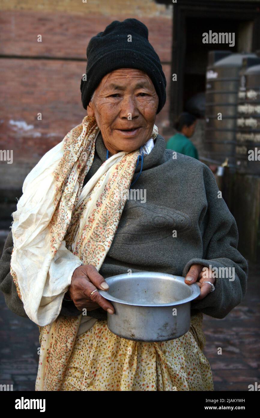 Residents at the Pashupati Bridhashram, a home for the elderly run by the government with a limited budget. It is congested, short-staffed and shows signs of mismanagement. There are 230 residents, 140 of which are women. Kathmandu, Nepal. January 09, 2006. Stock Photo