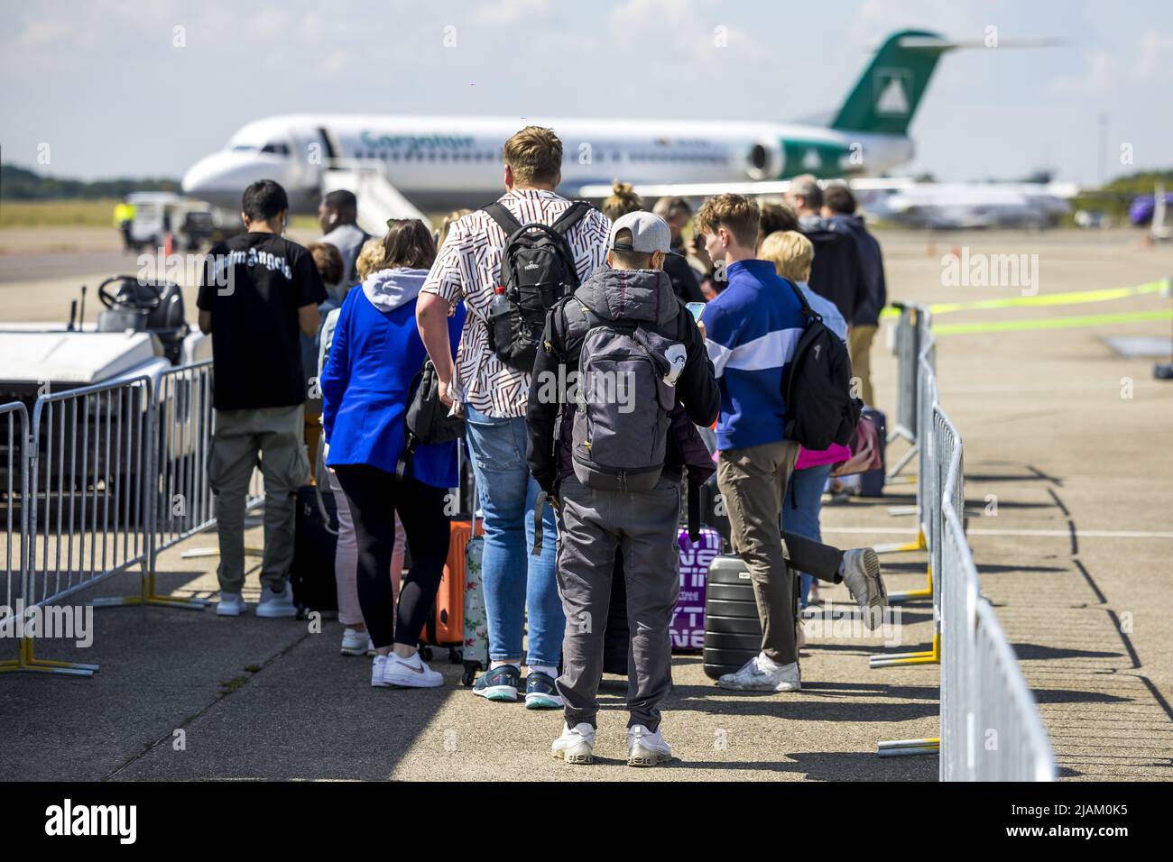 2022-05-31 11:26:15 MAASTRICHT - Travelers at Maastricht Aachen Airport. The provincial government of Limburg leaves the decision about the future of Maastricht Aachen Airport entirely to the Provincial Council. ANP MARCEL VAN HOORN netherlands out - belgium out Stock Photo