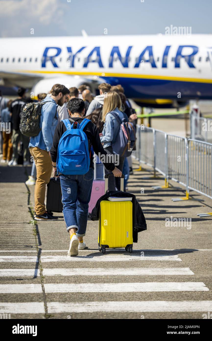 2022-05-31 11:27:40 MAASTRICHT - Travelers at Maastricht Aachen Airport. The provincial government of Limburg leaves the decision about the future of Maastricht Aachen Airport entirely to the Provincial Council. ANP MARCEL VAN HOORN netherlands out - belgium out Stock Photo