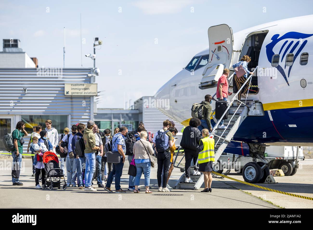 2022-05-31 11:46:23 MAASTRICHT - Travelers at Maastricht Aachen Airport. The provincial government of Limburg leaves the decision about the future of Maastricht Aachen Airport entirely to the Provincial Council. ANP MARCEL VAN HOORN netherlands out - belgium out Stock Photo