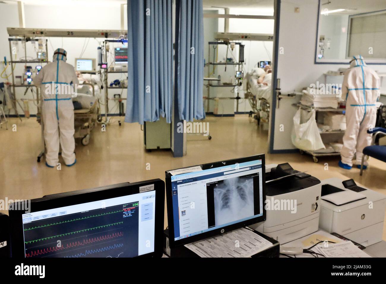 Intensive care unit hi-res stock photography and images - Page 3