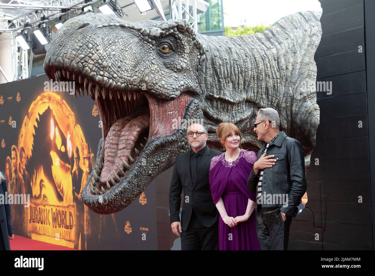 Cologne, Germany. 30th May, 2022. from left: director Colin TREVORROW, USA, actress Bryce Dallas HOWARD, USA, actor Jeff GOLDBLUM, USA, in the background a Tyrannosaurus Rex, T-Rex, character, red carpet, Red Carpet Show, arrival, arrival, film premiere JURASSIC WORLD - A NEW AGE on May 30th, 2022 in Cologne, Credit: dpa/Alamy Live News Stock Photo
