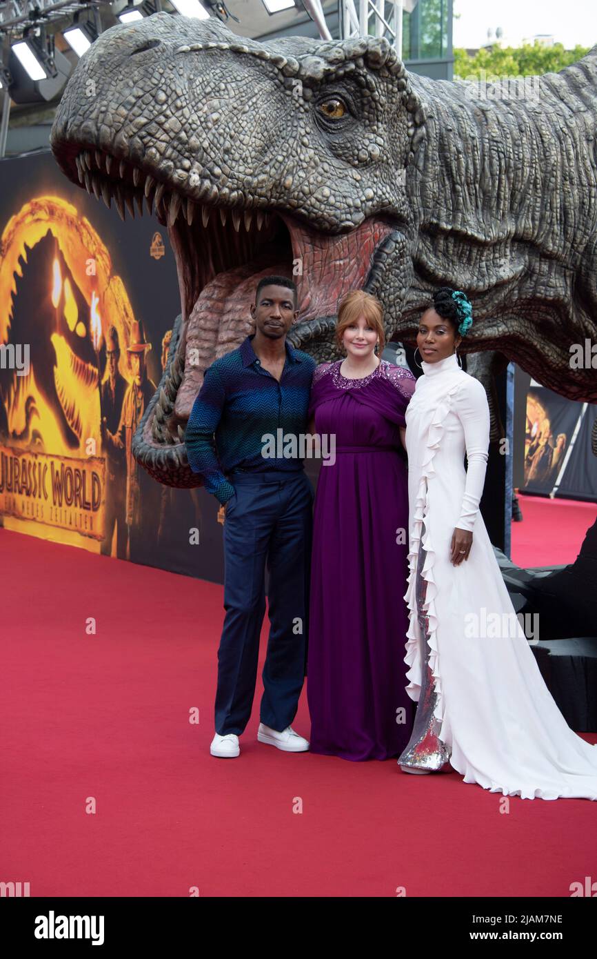 Cologne, Germany. 30th May, 2022. from left: actor Mamoudou ATHIE, USA, actress Bryce Dallas HOWARD, USA, actress DeWanda WISE, USA in the background a Tyrannosaurus Rex, T-Rex, character, red carpet, Red Carpet Show, arrival, arrival, film premiere JURASSIC WORLD - A NEW AGE on May 30th, 2022 in Cologne, Credit: dpa/Alamy Live News Stock Photo