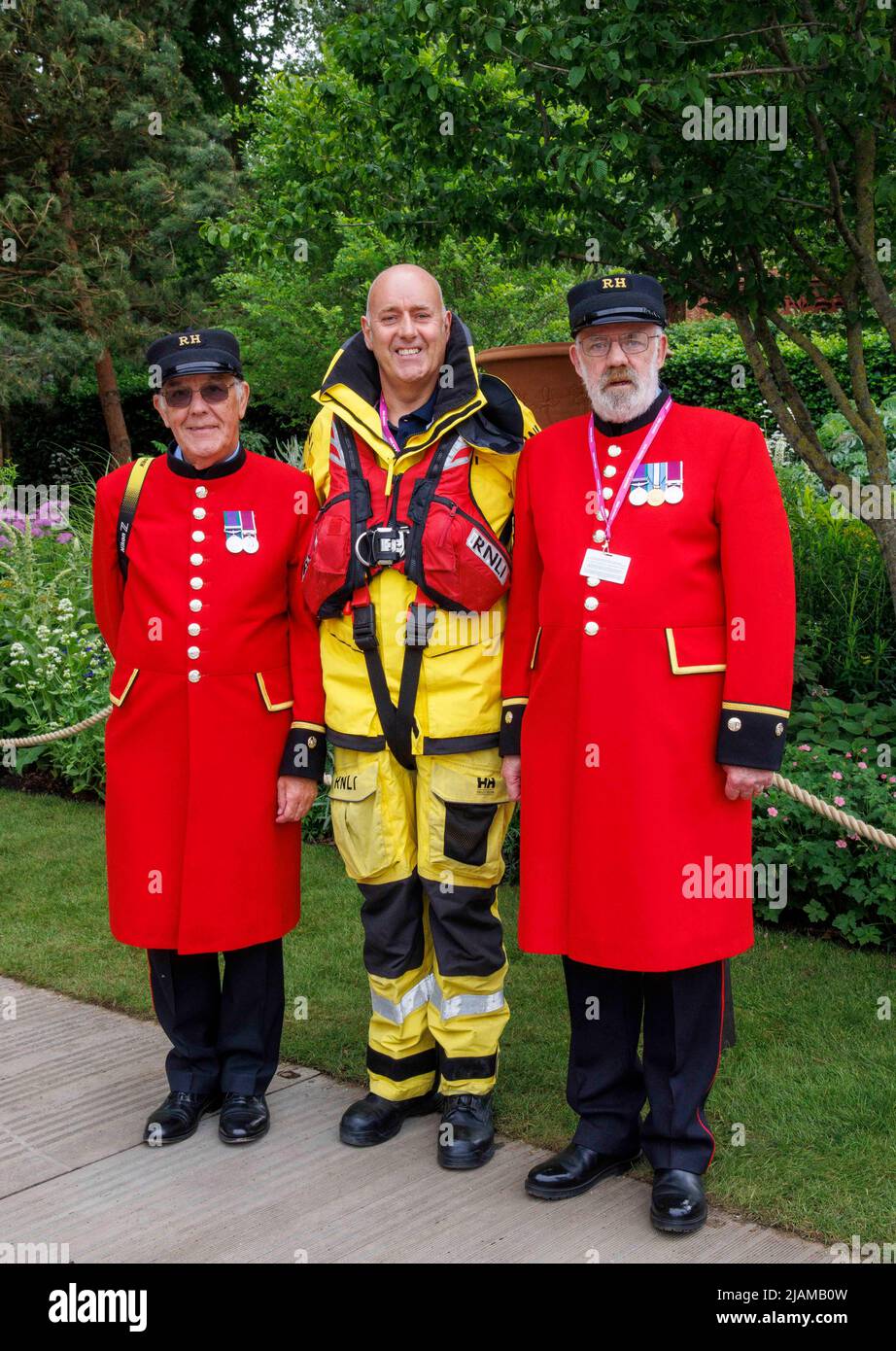Chelsea Pensioners with an RNLI volunteer by the RNLI Show garden at the RHS Chelsea Flower Show. Stock Photo