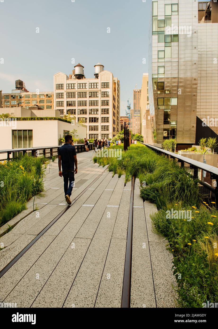 Walking the high line nyc hi-res stock photography and images - Alamy