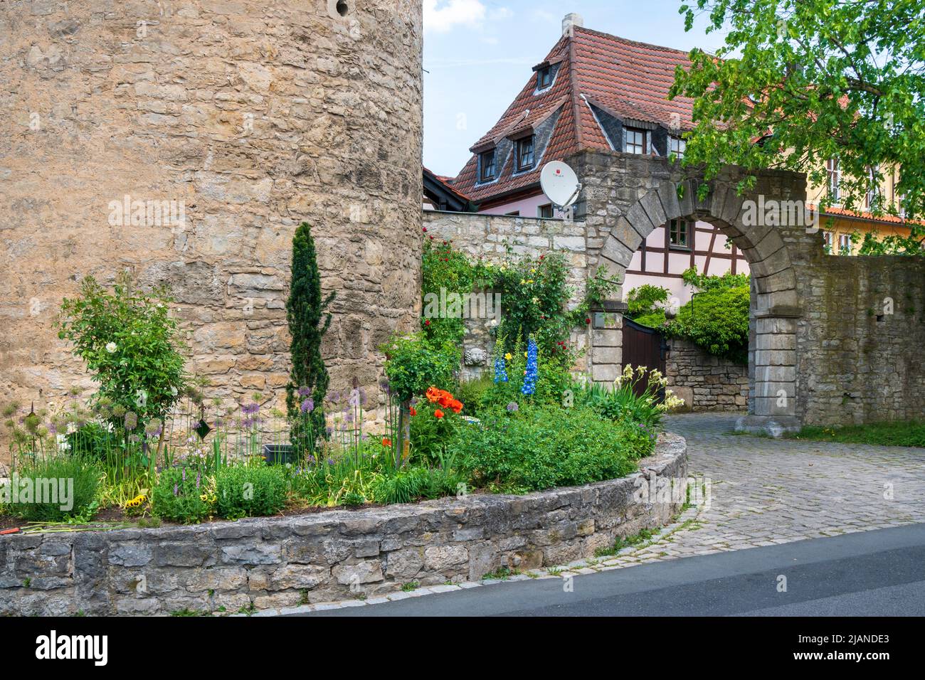 Die historische Altstadt von Sommerhausen in Unterfranken am Main mit malerischen Gebäuden innerhalb der Stadtmauer Stock Photo
